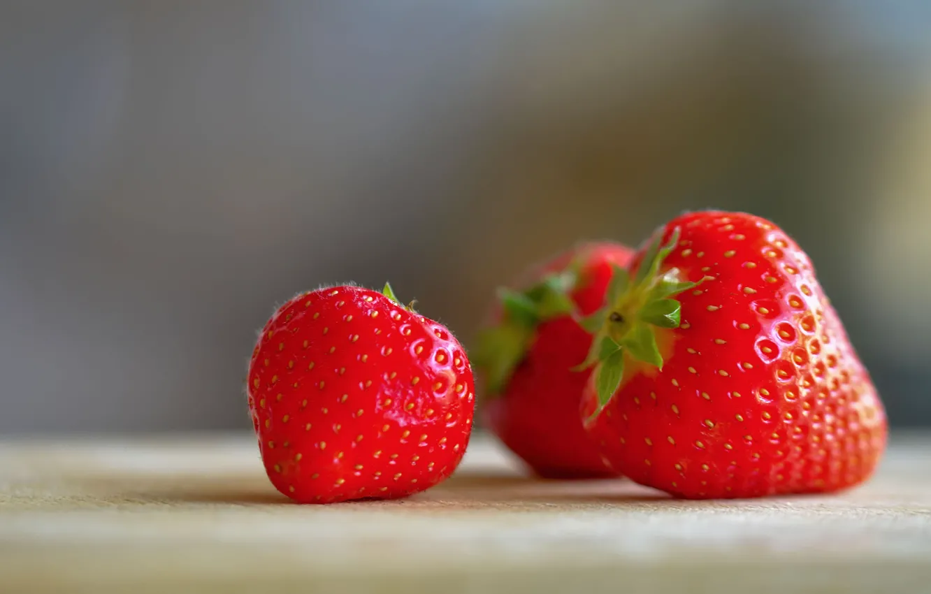 Фото обои ягоды, фон, еда, клубничка, клубника, красные, три, трио