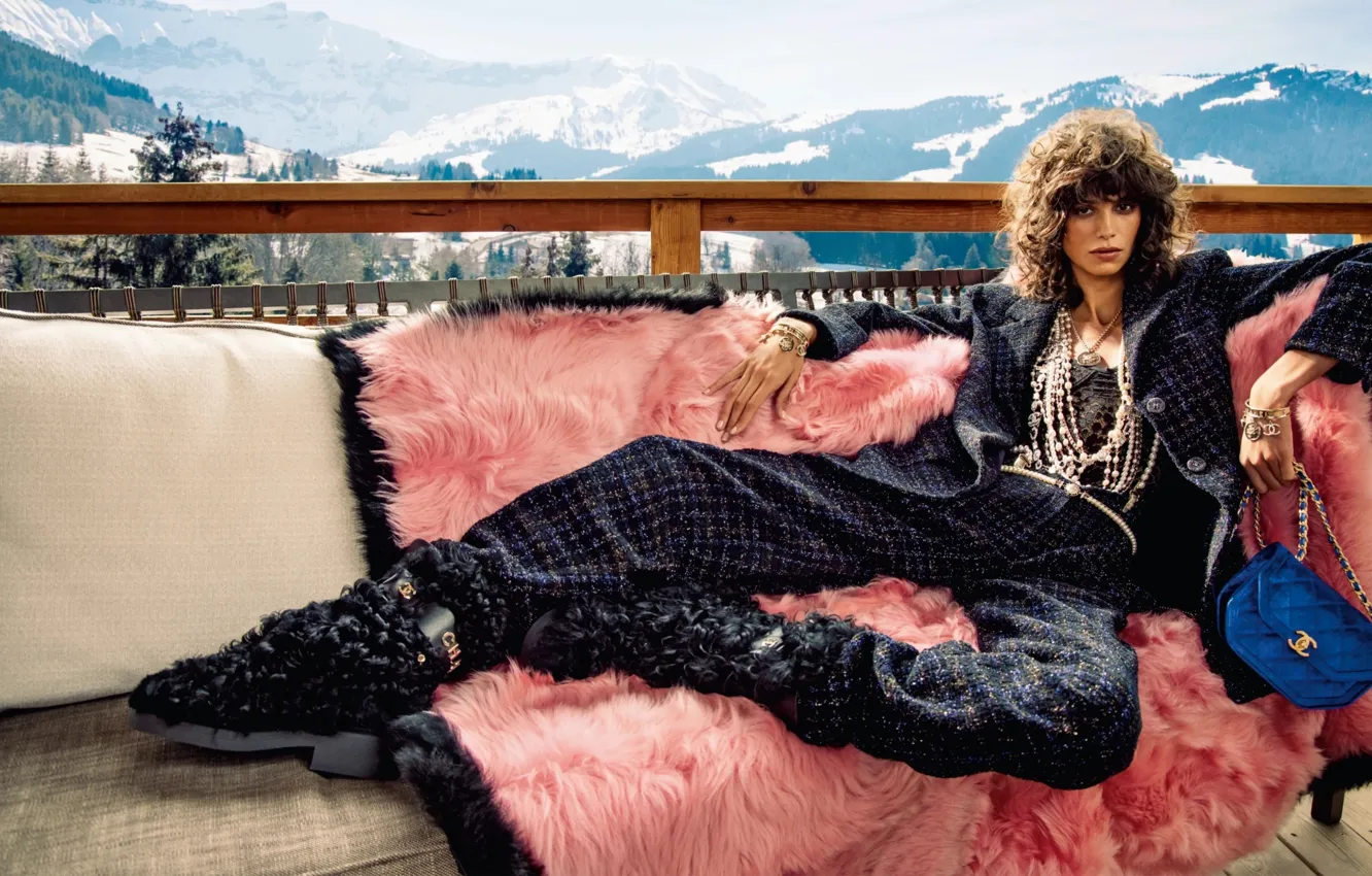 Фото обои украшения, горы, мода, Chanel, стильная девушка, Mica Arganaraz, модель позирует, Fall Winter 2022 campaign