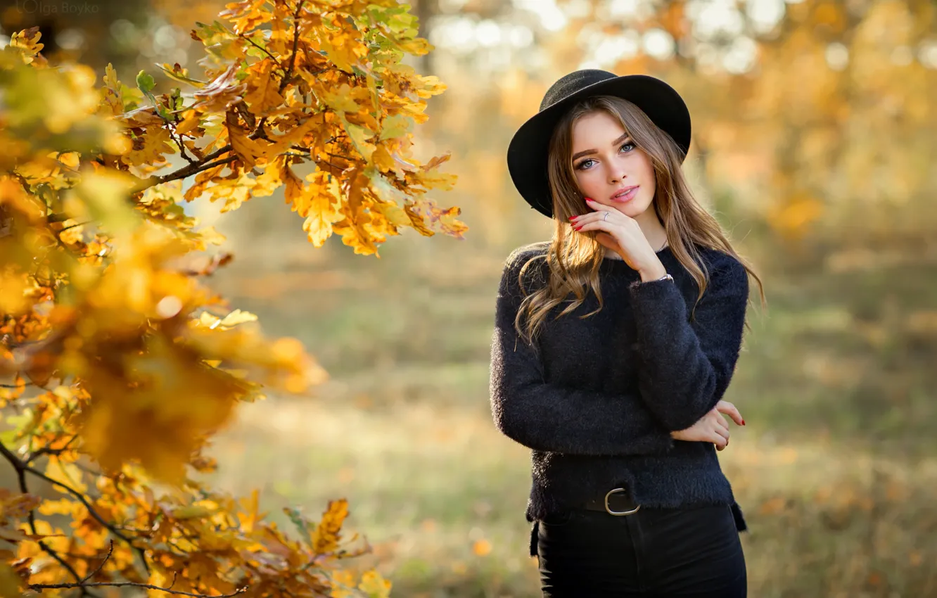 Фото обои осень, взгляд, девушка, ветки, дерево, настроение, шляпка, дуб