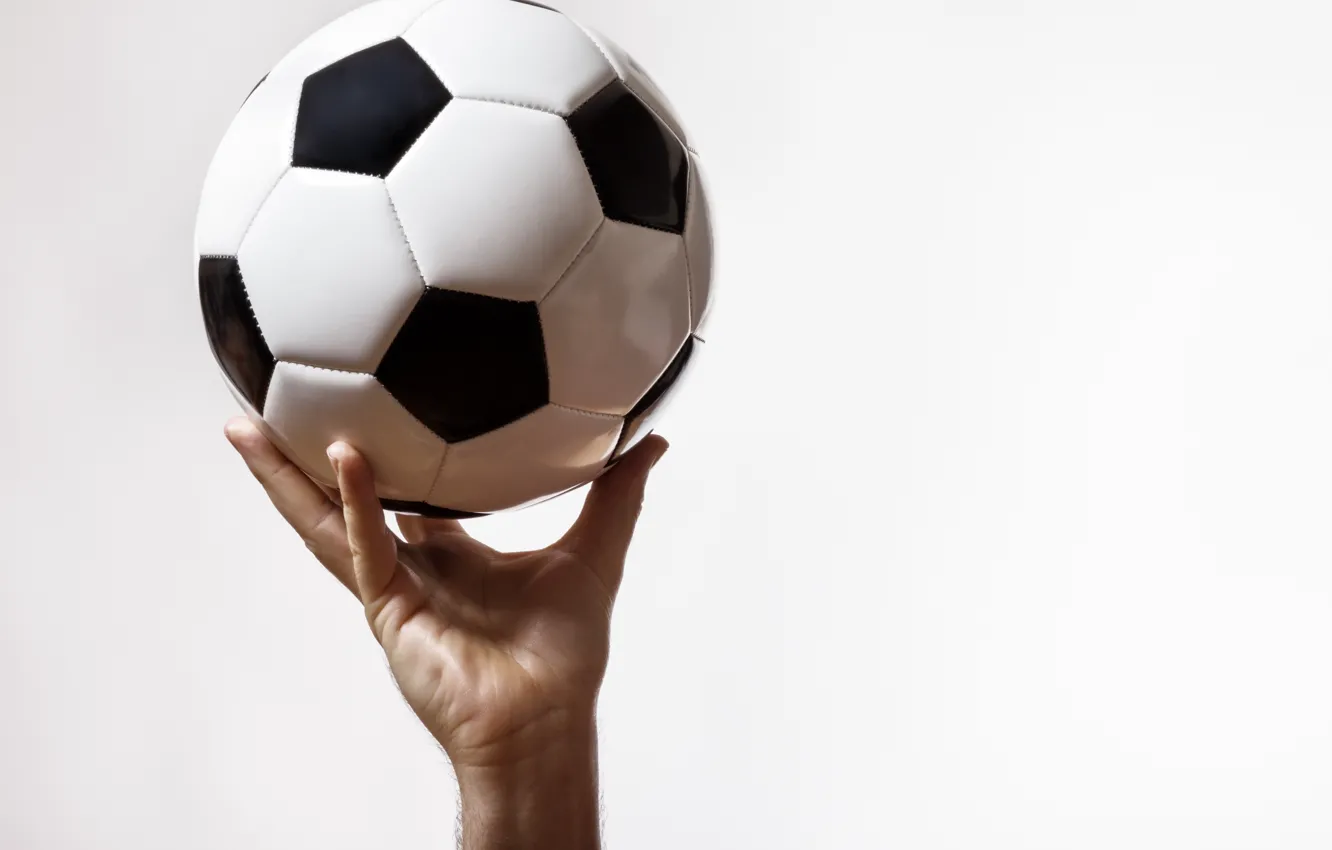 Фото обои футбол, мяч, рука, белый фон
