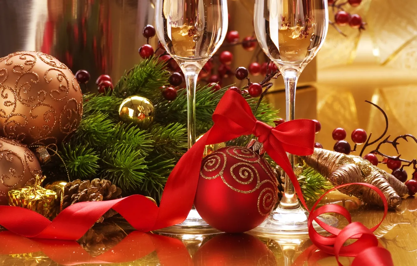 Фото обои праздник, шары, игрушки, новый год, ель, бокалы, лента, декорации