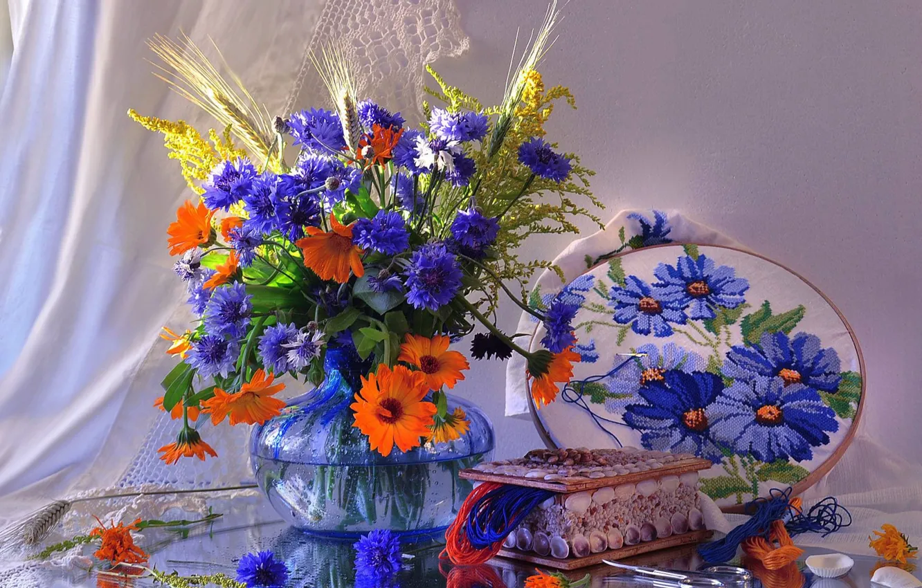 Фото обои цветы, шкатулка, ваза, колосья, нитки, ноготки, вышивка, васильки