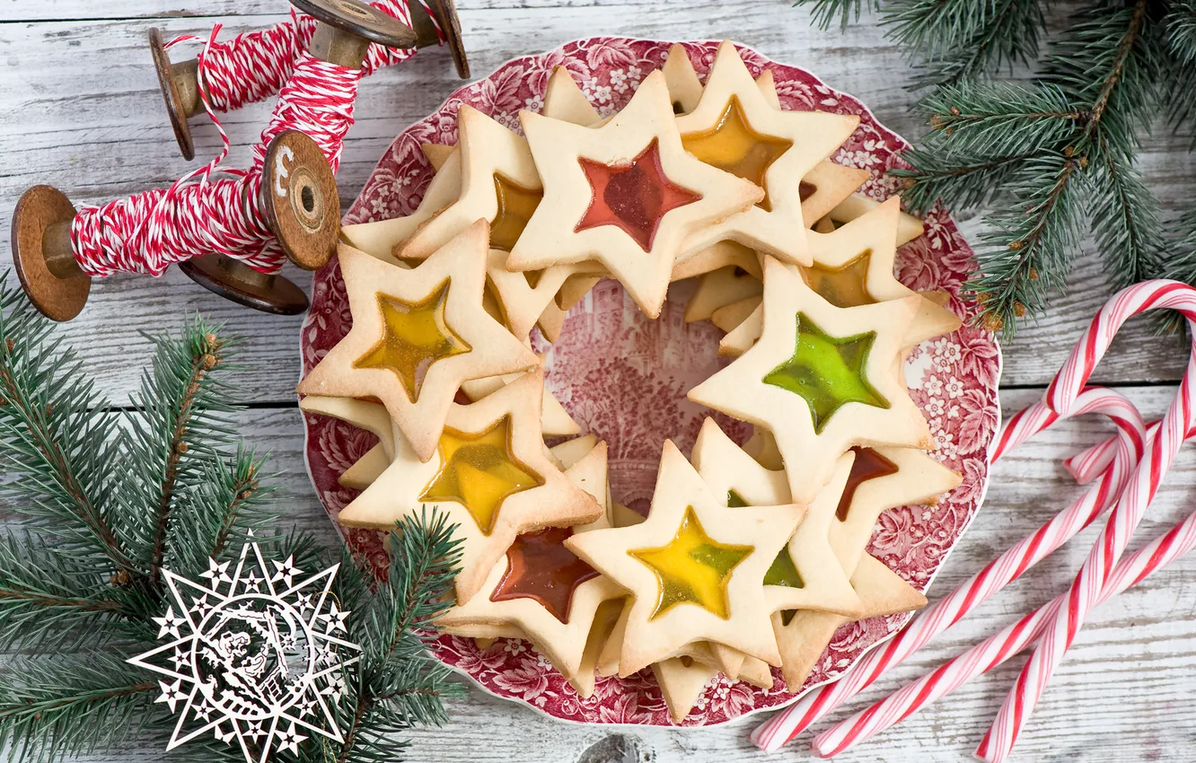 Фото обои зима, звезды, ветки, ель, печенье, тарелка, конфеты, сладости