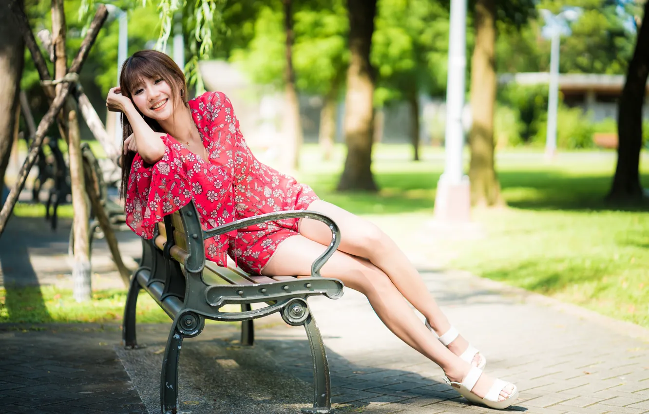 Фото обои девушка, улыбка, парк, ножки, азиатка, милашка, скамья, веселушка