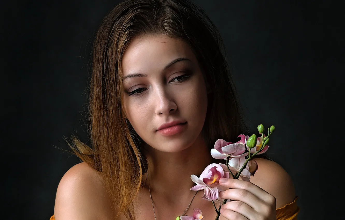Фото обои взгляд, девушка, цветы, лицо, шатенка, красивая, плечи, орхидея