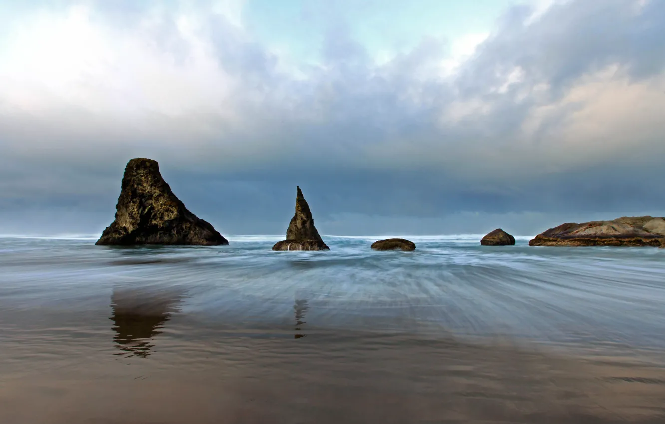 Фото обои песок, море, облака, камни, пасмурно, скалы