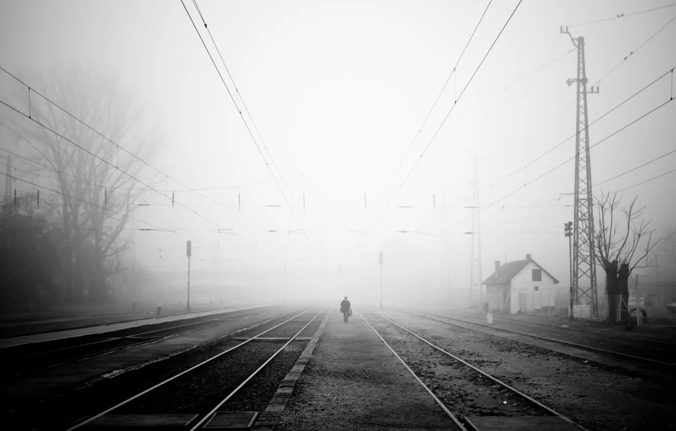 Фото обои грусть, туман, человек, железная дорога
