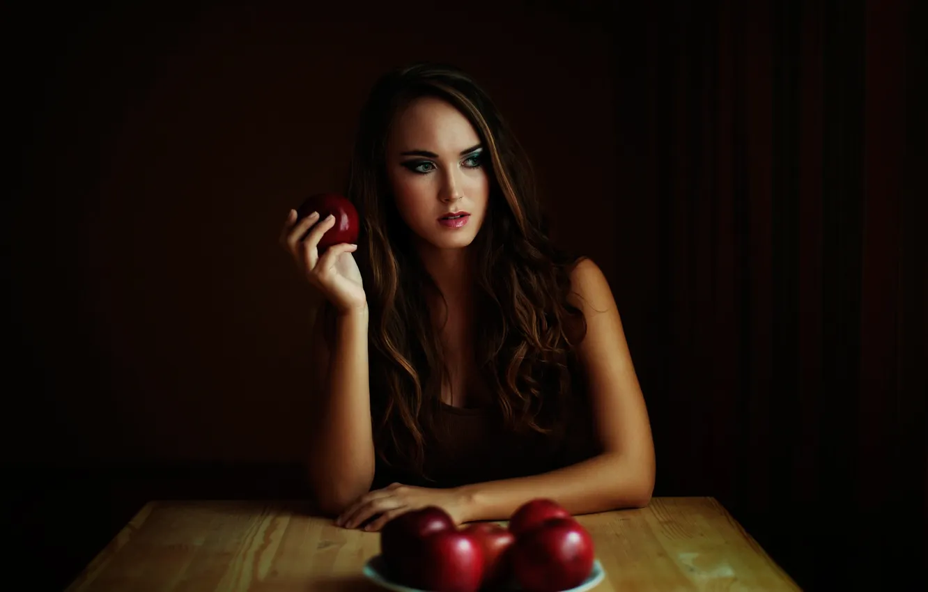 Фото обои взгляд, стол, яблоки, макияж