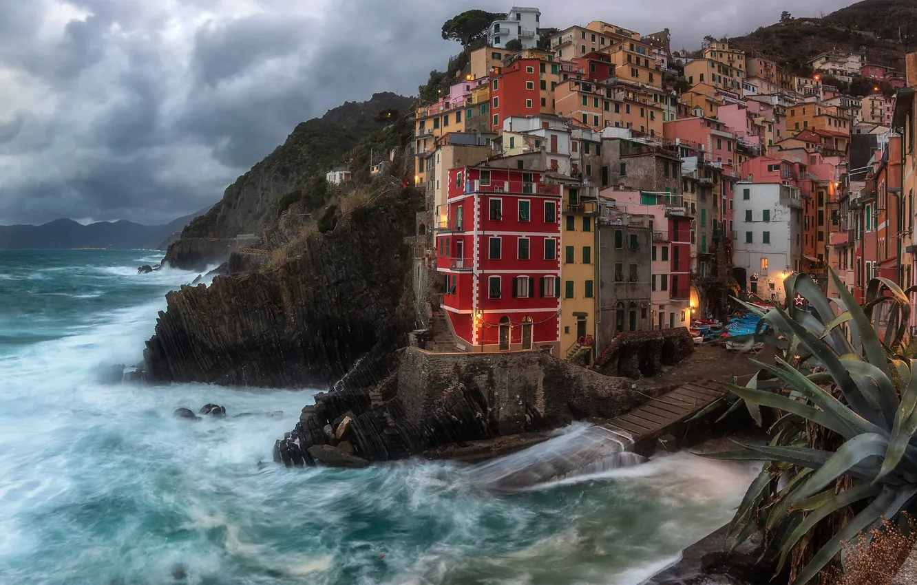 Фото обои море, волны, небо, тучи, город, скалы, берег, здания