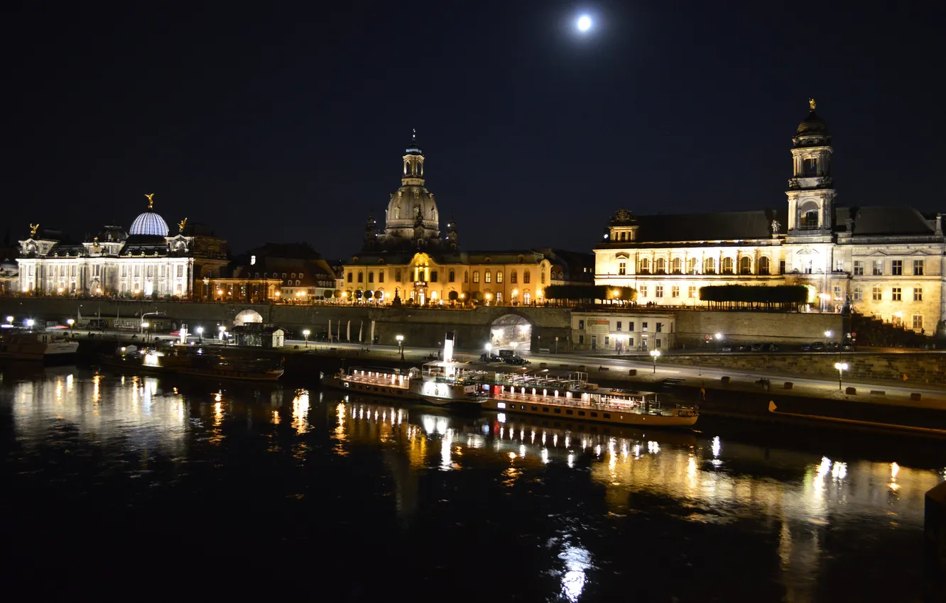 Фото обои река, ночные огни, лодка, дома, Brühlsche Terrasse - Dresden