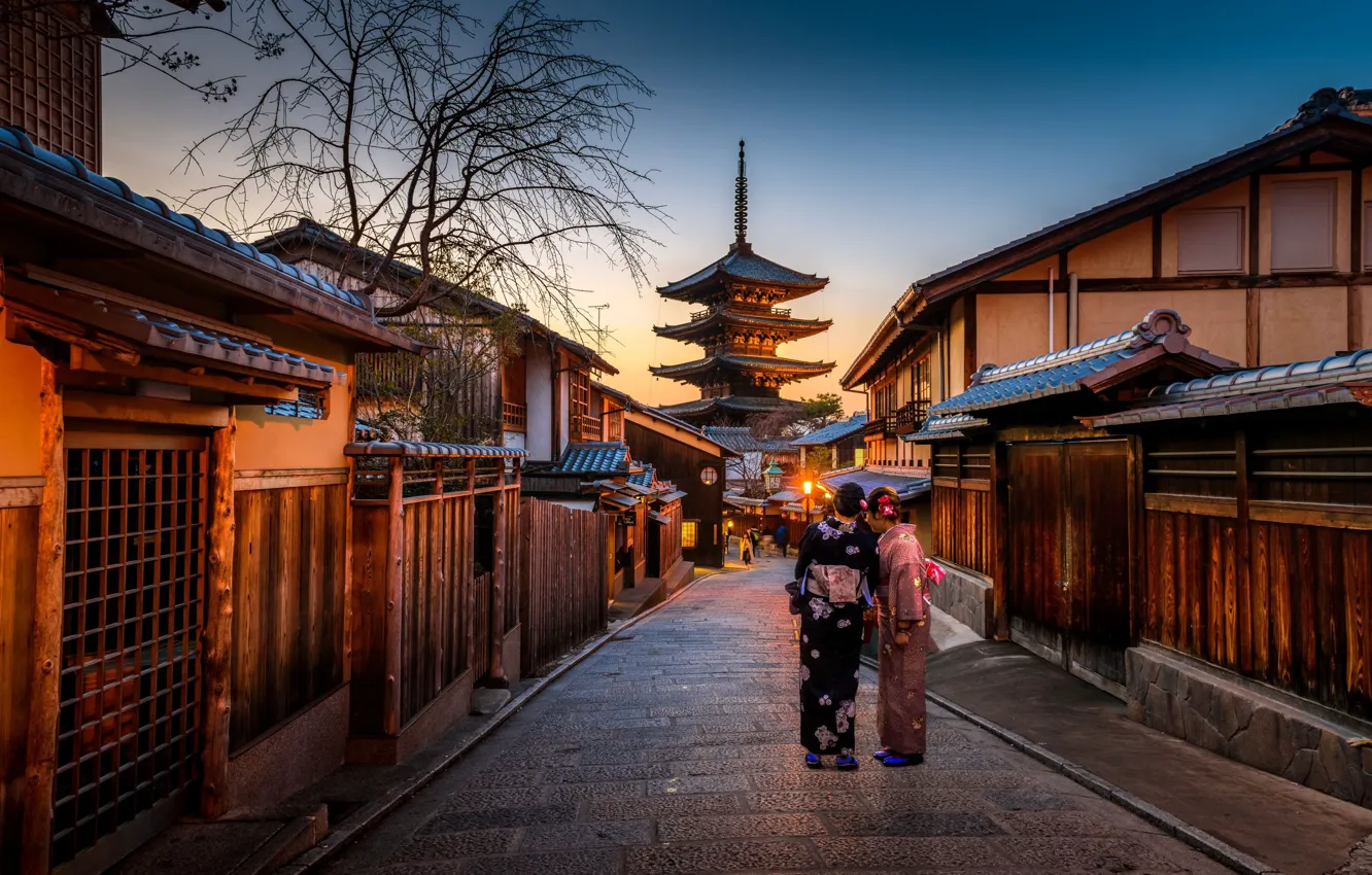 Фото обои девушки, улица, вечер, Япония, пагода, Киото, кимано