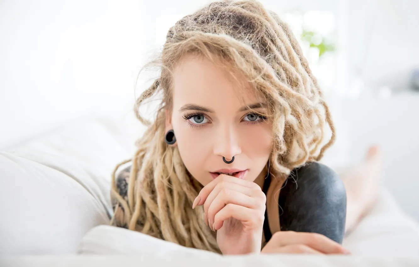 Фото обои girl, photo, blue eyes, model, tattoo, blonde, portrait, dreadlocks