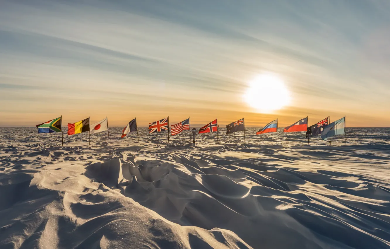 Фото обои Sunrise, flags, antarctica, South Pole