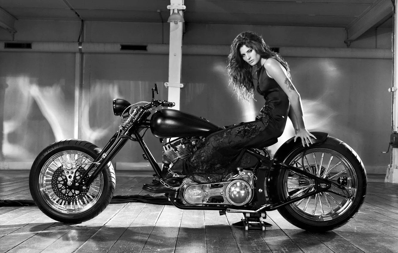 Фото обои девушка, модель, сапоги, платье, брюнетка, мотоцикл, черно-белое, Isabeli Fontana