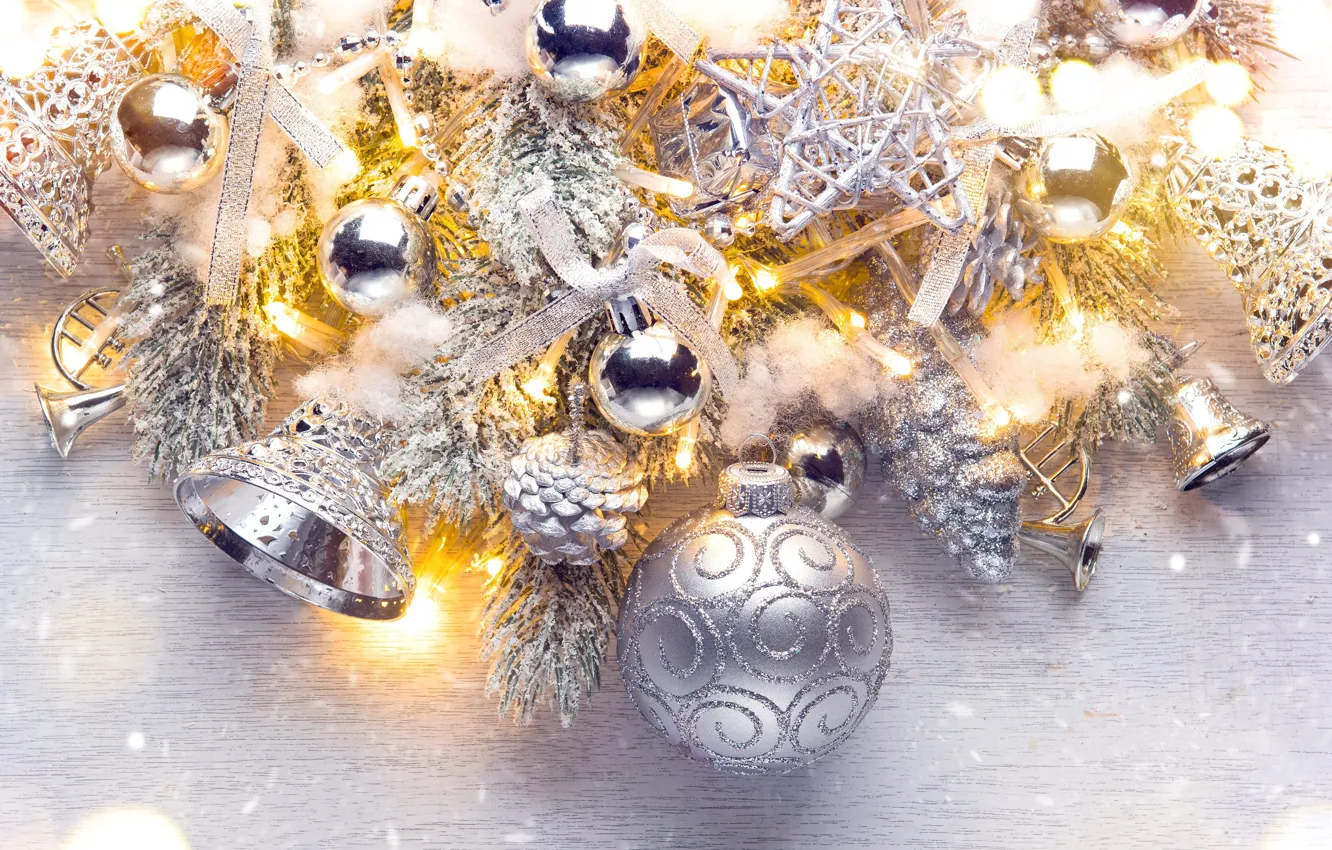 Фото обои праздник, шары, игрушки, серебро, новый год, бусы, колокольчики, шишки