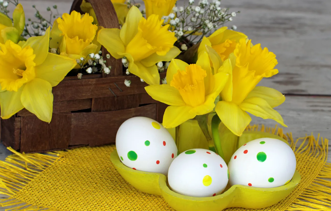Фото обои цветы, праздник, доски, яйца, Пасха, корзинка, салфетка, нарциссы