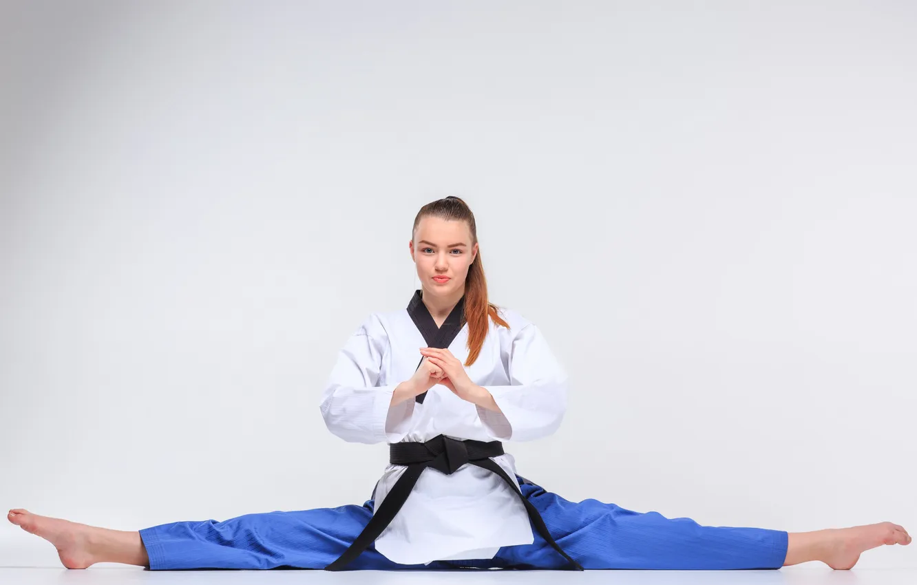 Фото обои girl, sports, stretching, karate
