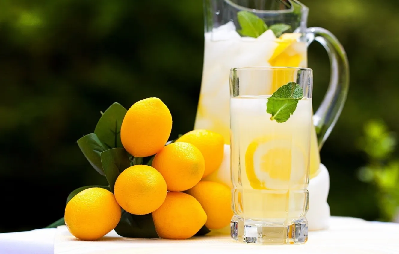 Фото обои листья, бокалы, напиток, лимоны