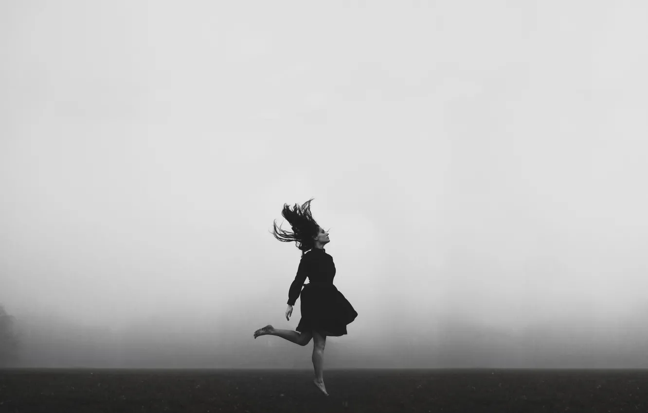 Фото обои girl, misty, dress, hair, foggy