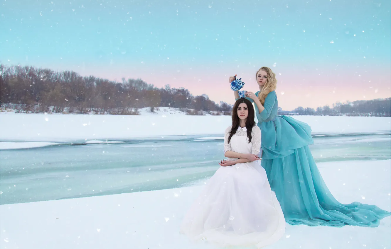 Фото обои зима, снег, девушки, чай, волосы, чашка, сумерки, белое платье