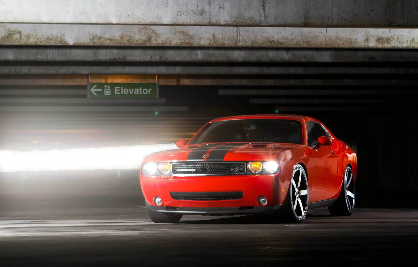 Фото обои красный, Dodge, парковка, Challenger, red, мускул кар, блик, додж