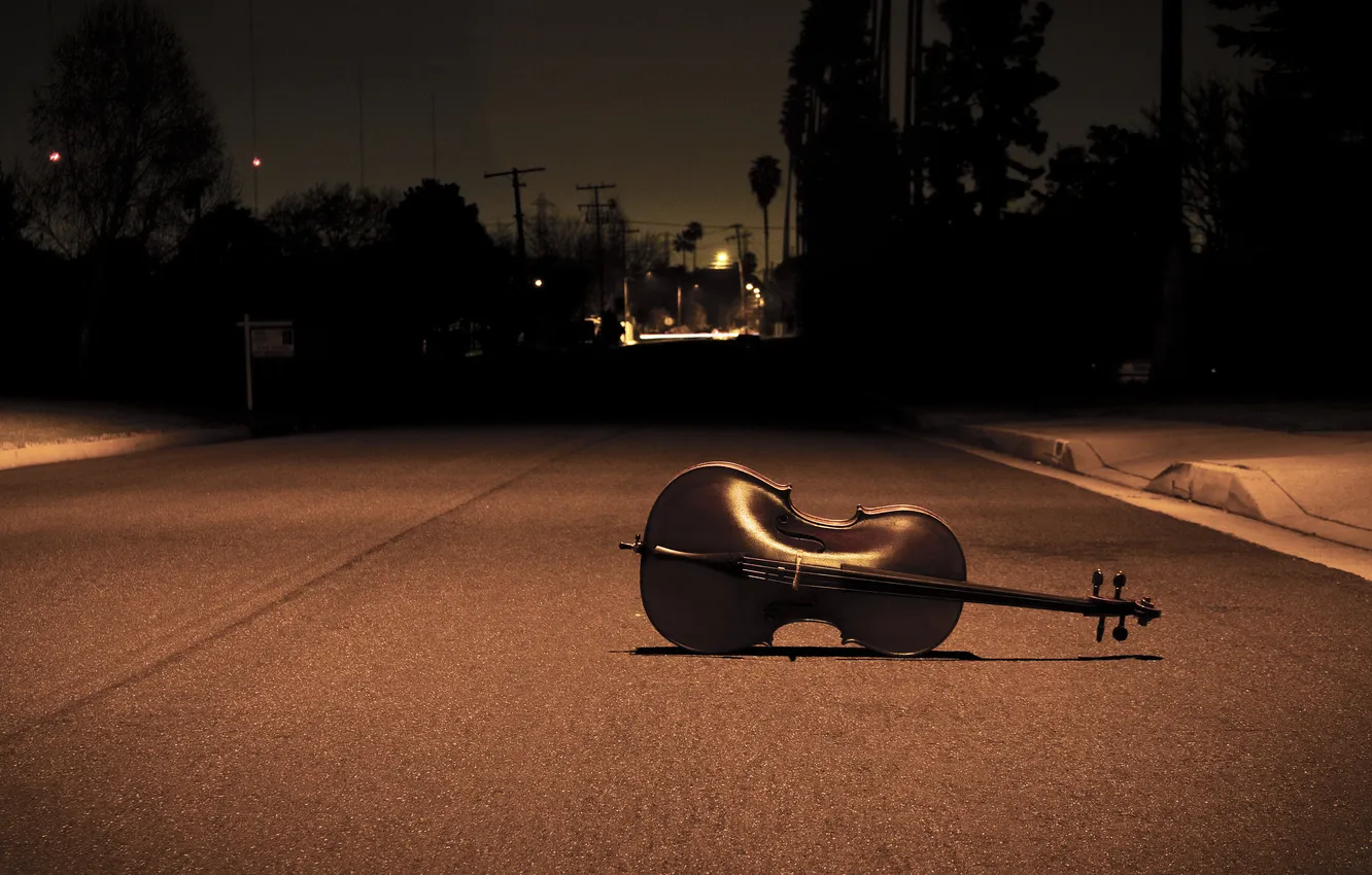 Фото обои дорога, асфальт, ночь, музыка, одиночество, настроение, улица, скрипка