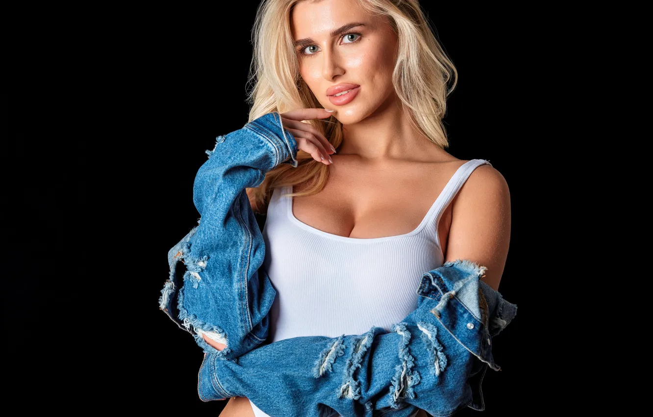 Фото обои взгляд, девушка, поза, руки, блондинка, чёрный фон, боди, джинсовка