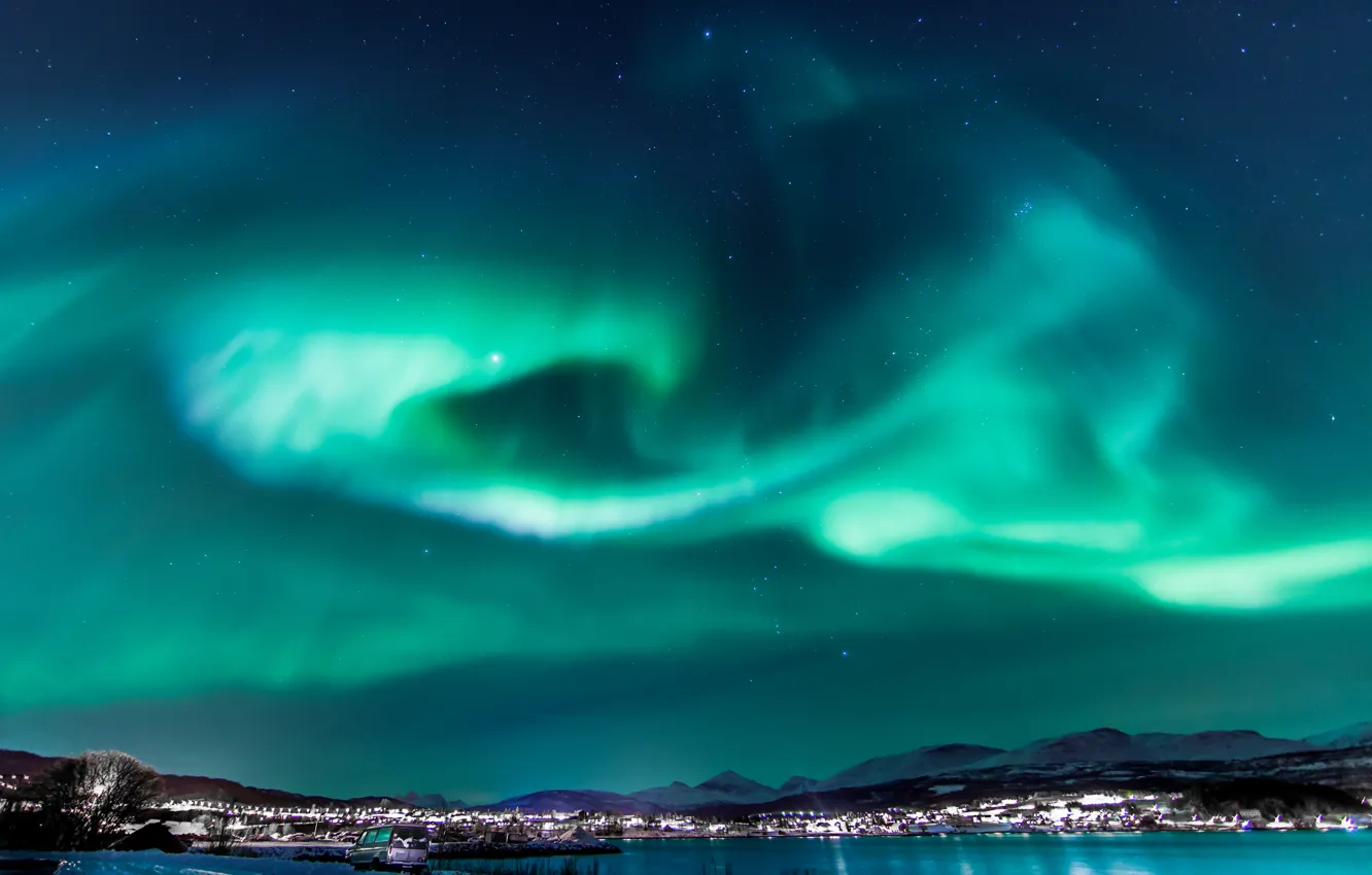 Фото обои небо, звезды, свет, ночь, город, северное сияние, Норвегия