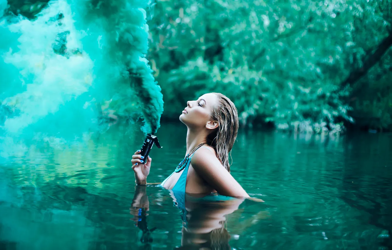 Фото обои девушка, река, дым, в воде