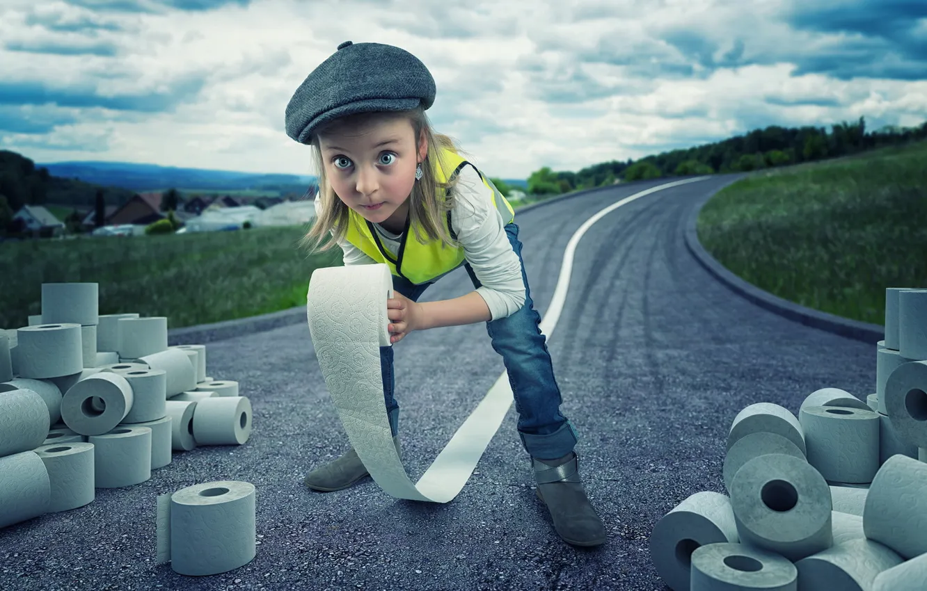 Фото обои дорога, девочка, рулоны, туалетная бумага