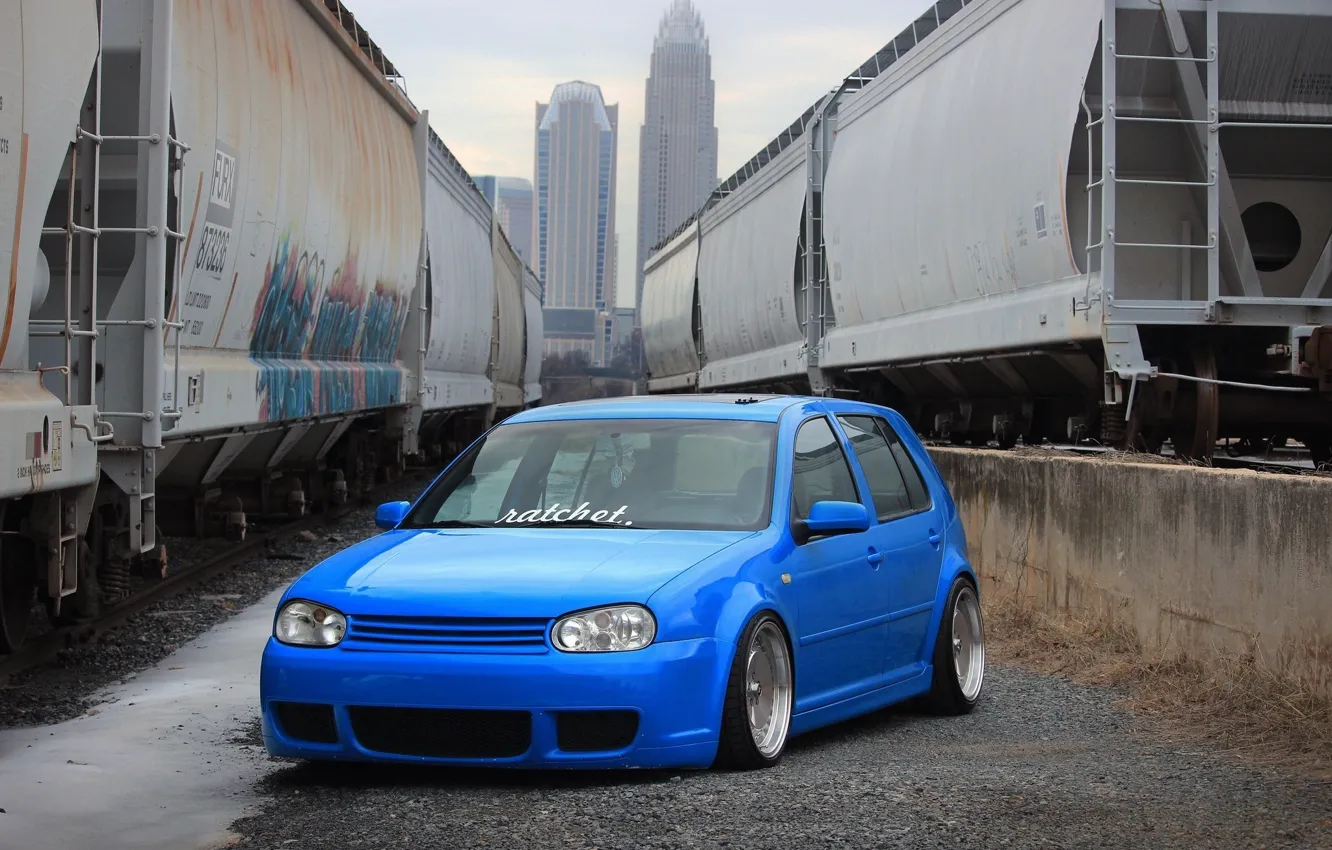 Фото обои volkswagen, golf, blue, tuning, train, germany, low, stance