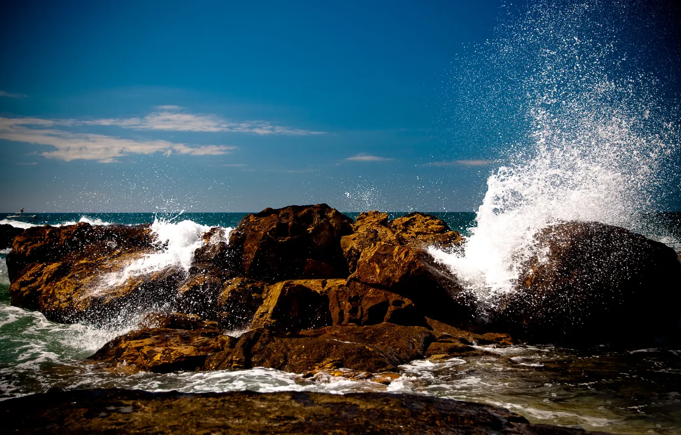 Фото обои море, волны, брызги, камни
