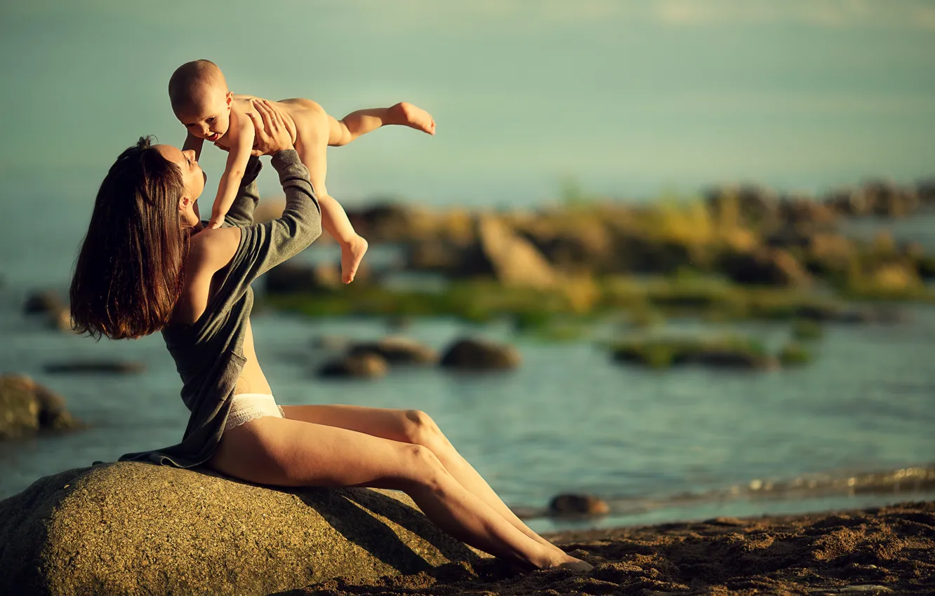 Фото обои песок, природа, камни, берег, женщина, малыш, мама, ребёнок