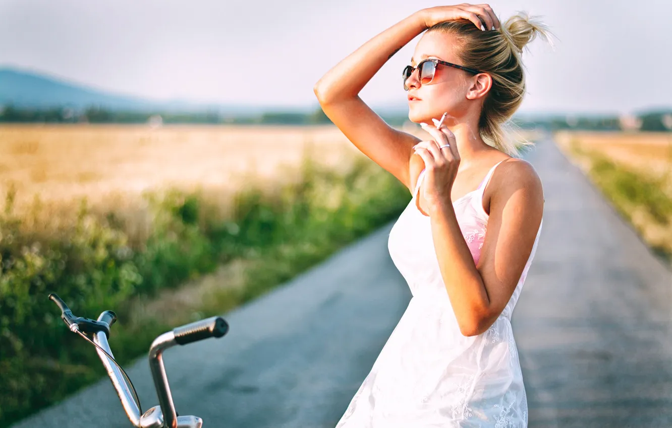 Фото обои лето, девушка, велосипед, сигарета, Katy Sendza
