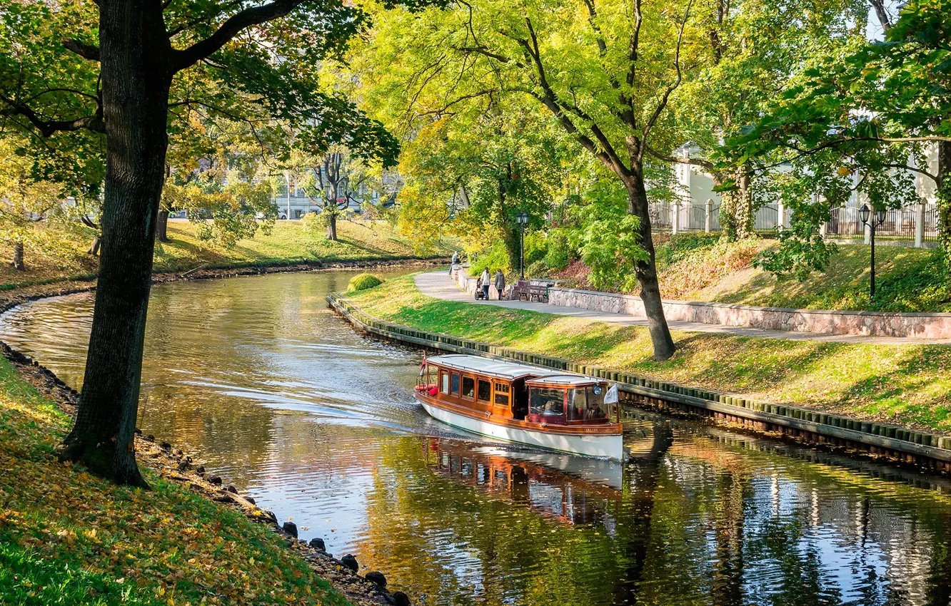Фото обои осень, солнце, деревья, парк, катер, канал, Рига, Латвия