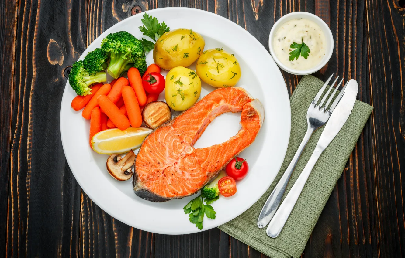 Фото обои зелень, стол, рыба, тарелка, нож, вилка, овощи, помидоры