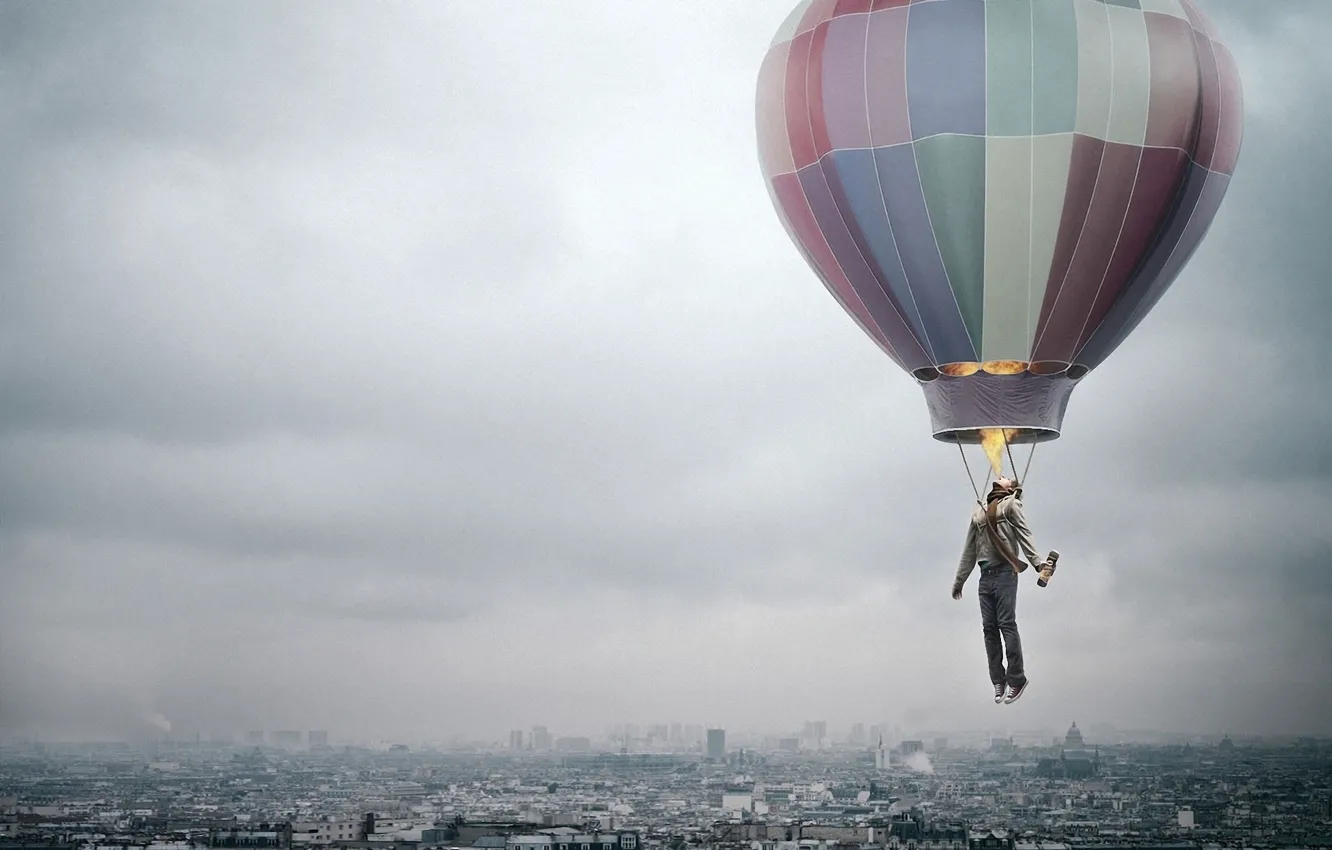 Фото обои город, воздушный шар, креатив, огонь, человек, полёт, смог