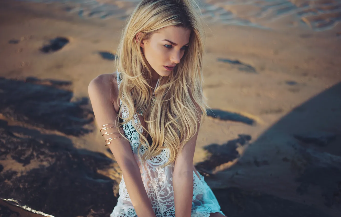 Фото обои песок, пляж, девушка, блондинка