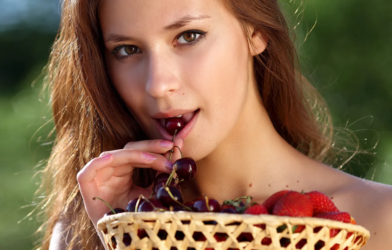 Фото обои глаза, лицо, ягоды, модель, волосы, рука, Девушка, клубника