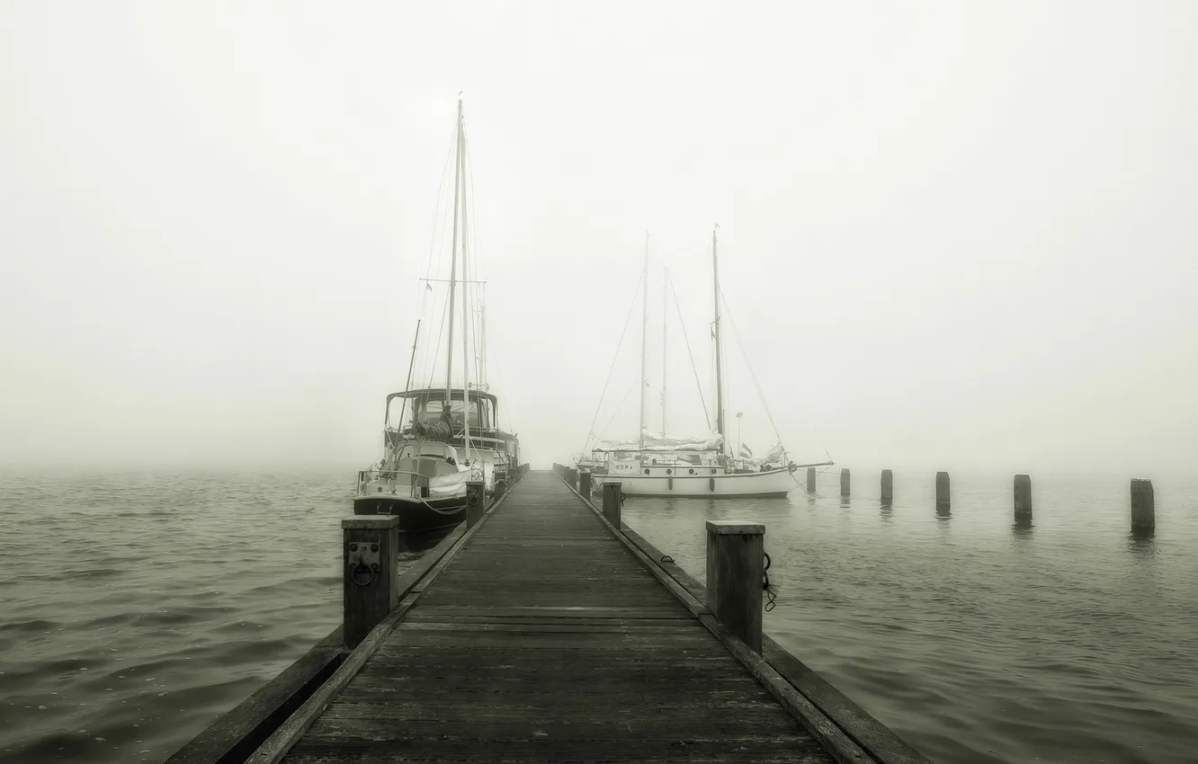Фото обои пейзаж, туман, озеро, лодки, причал