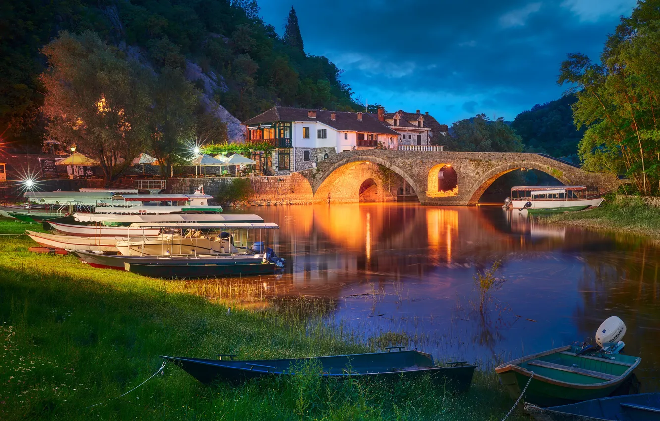 Фото обои пейзаж, мост, город, река, дома, лодки, вечер, освещение