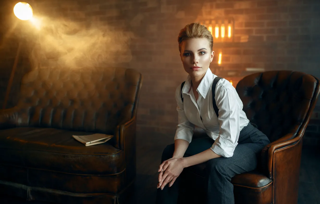 Фото обои взгляд, девушка, поза, диван, кресло, руки, Макс Кузин, Ольга Долот