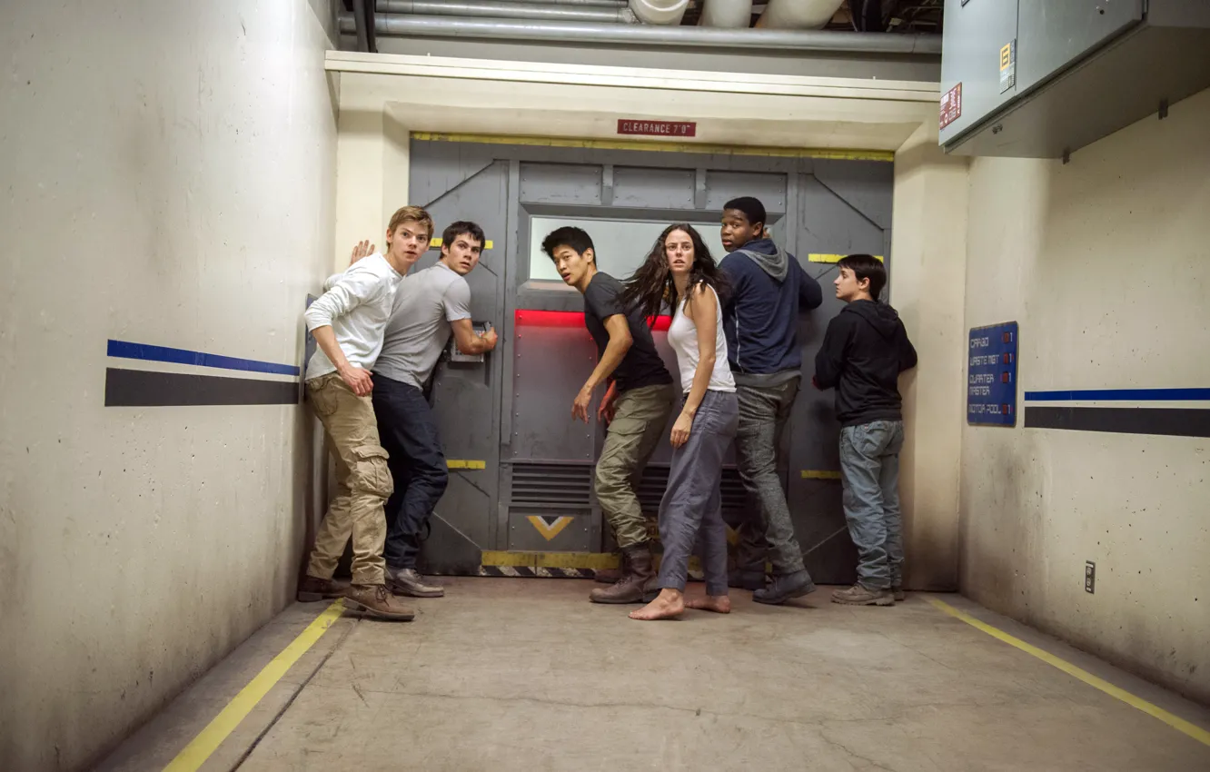 Фото обои фантастика, триллер, боевик, Кая Скоделарио, Kaya Scodelario, Dylan O'Brien, Thomas Sangster, Дилан О’Брайэн
