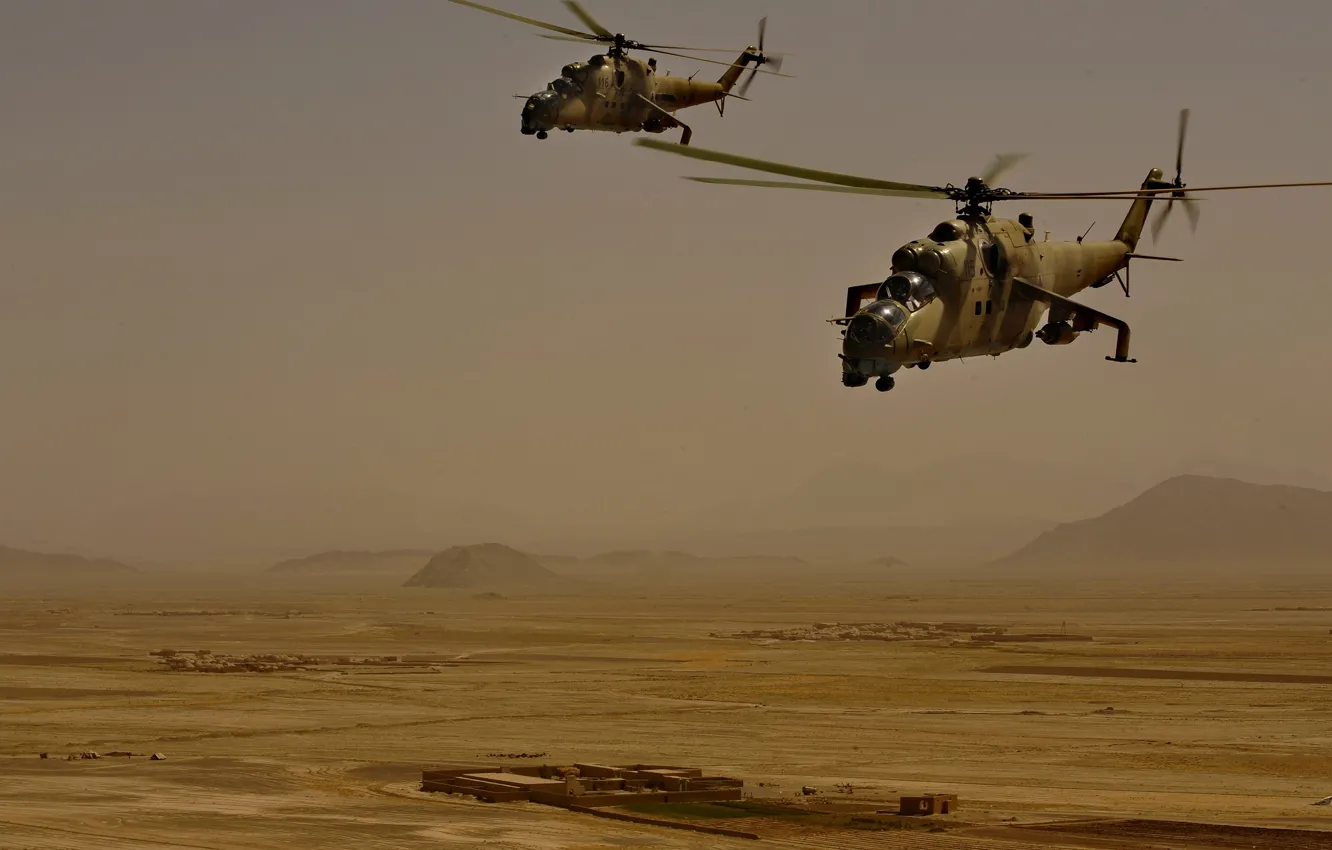 Фото обои пустыня, полёт, вертолёт, ми-35