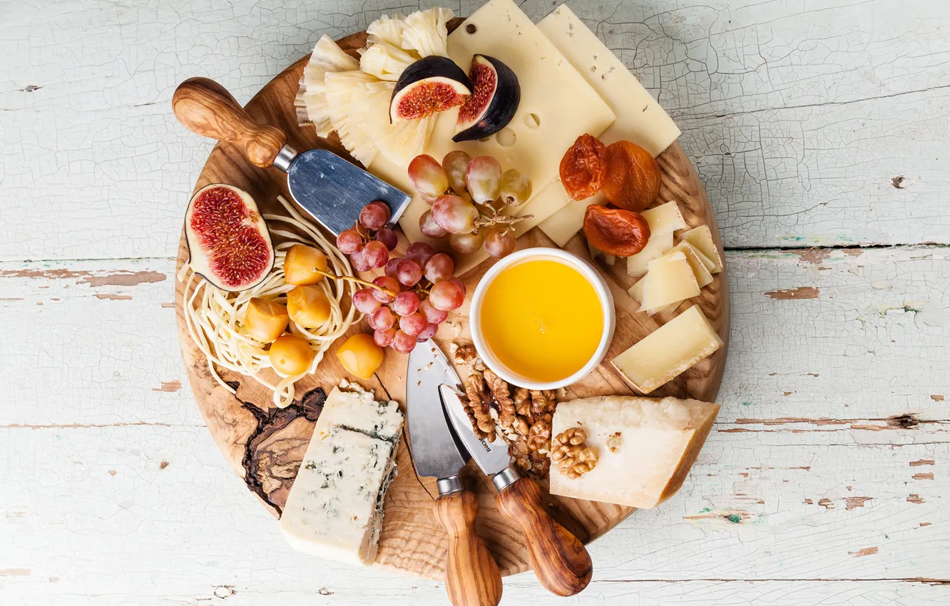 Фото обои сыр, виноград, доска, орехи, инжир
