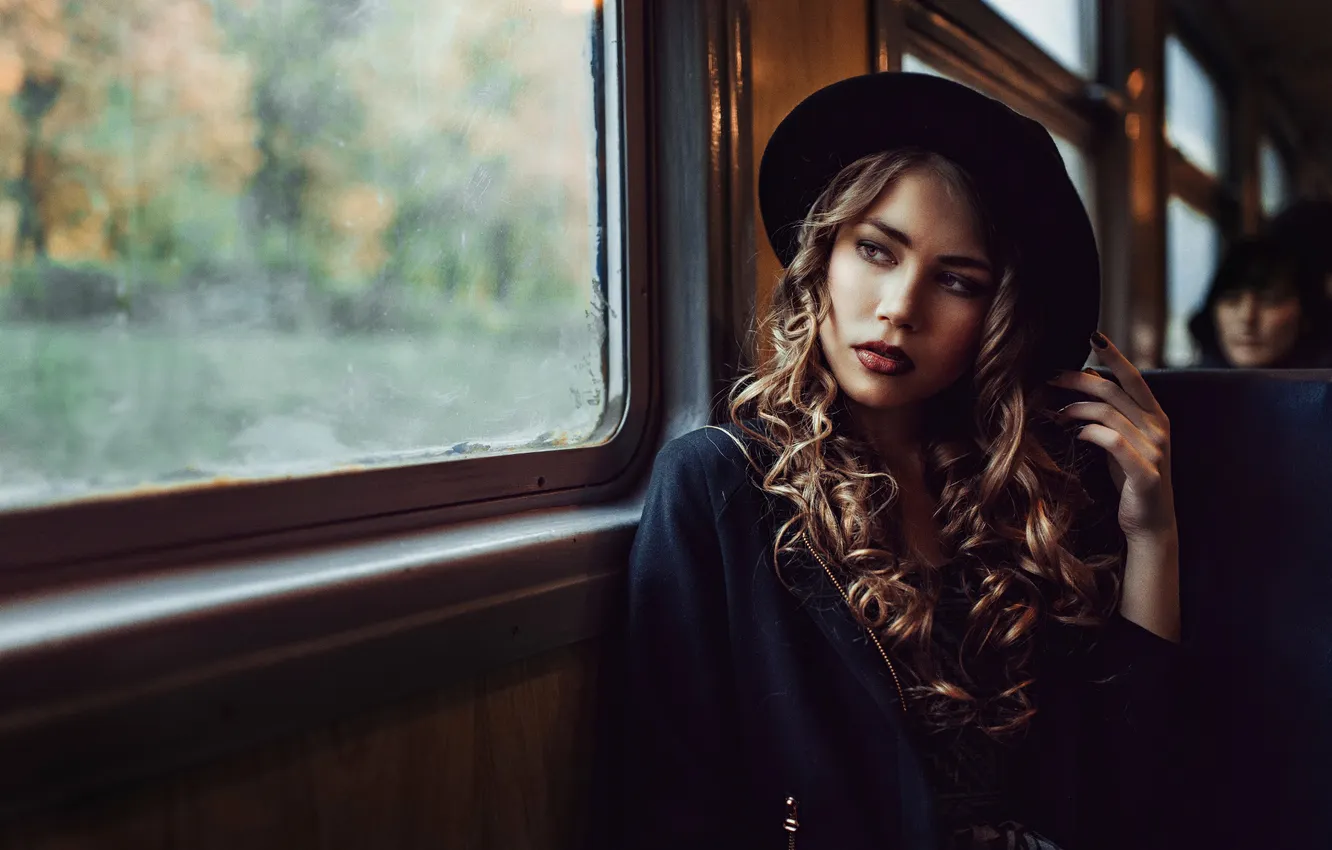 Фото обои девушка, окно, вагон, шляпка, поездка