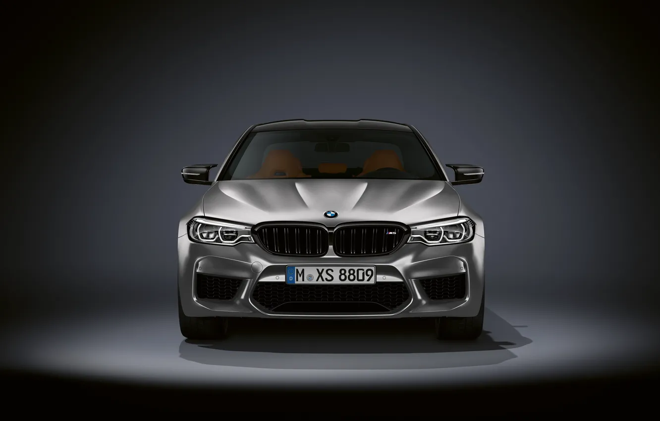 Фото обои серый, фон, BMW, седан, вид спереди, тёмный, 4x4, 2018