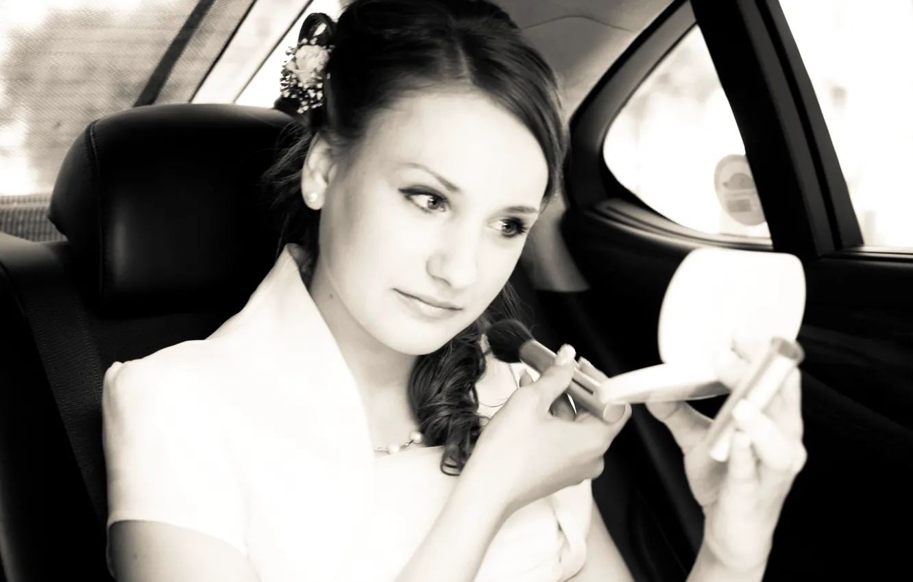 Фото обои девушка, макияж, брюнетка, чёрно-белый, в машине