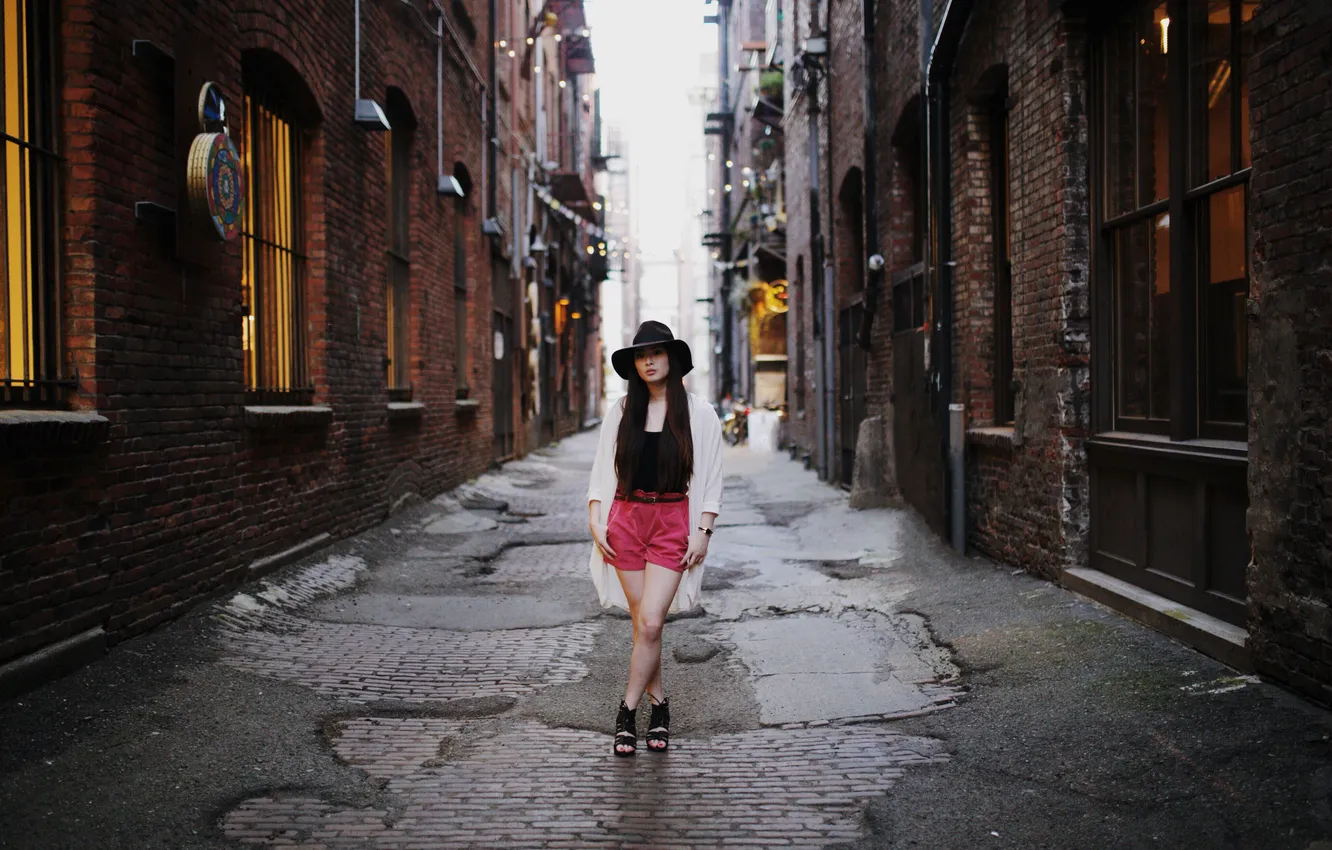 Фото обои девушка, город, улица, ноги, волосы, здания, шляпа, губы