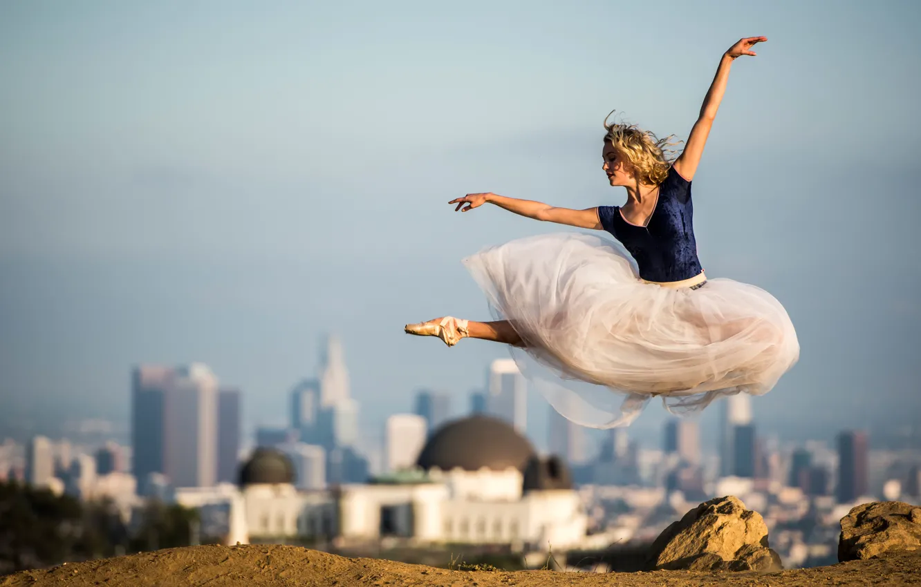 Фото обои город, прыжок, платье, балерина, на фоне, пуанты, Beautiful ballet